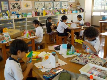 児童が折り紙で作品を作っている様子